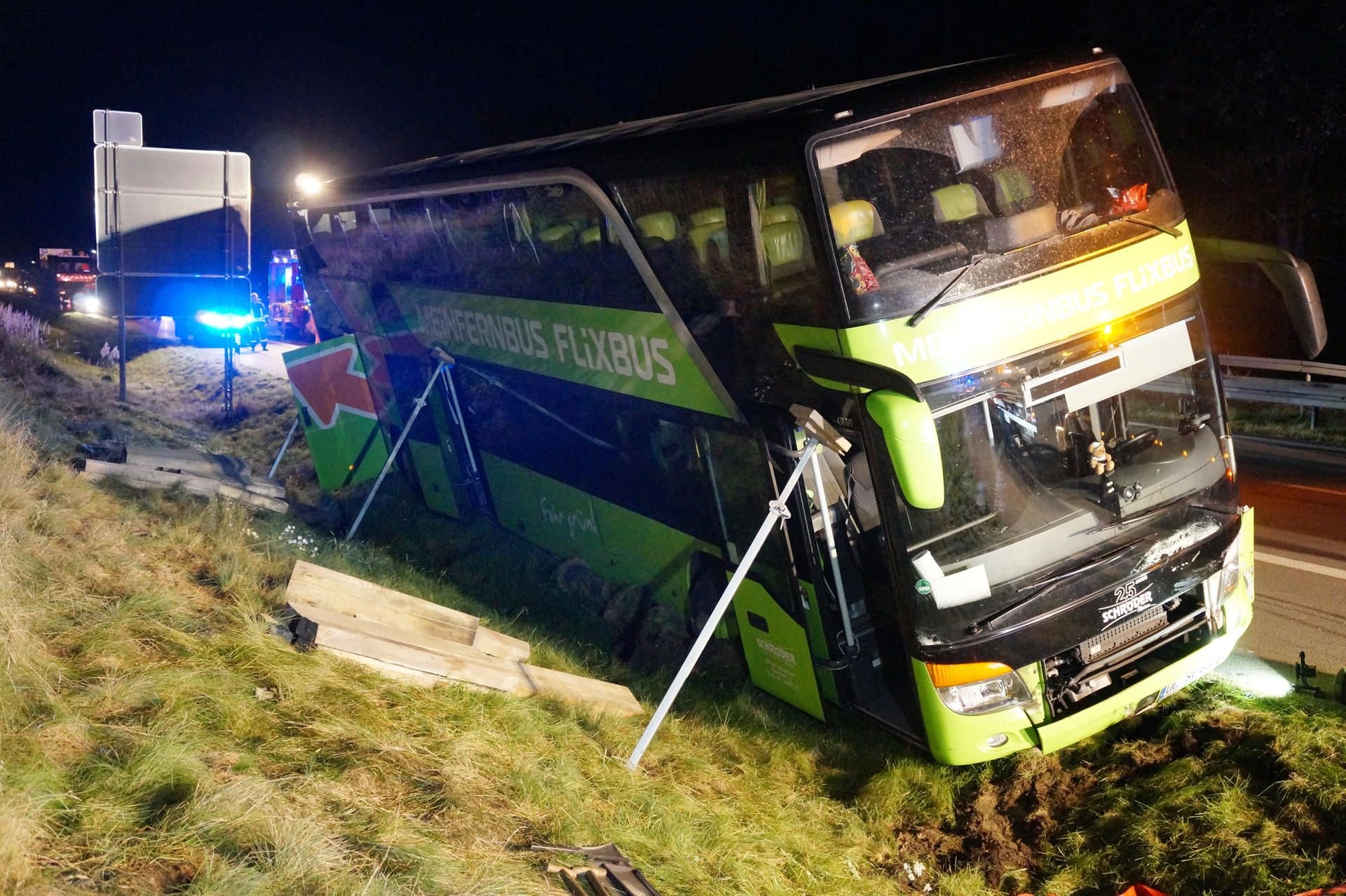 Der verunglückte Bus auf der A 24 zwischen Herzsprung und Dreieck Wittstock-Dosse