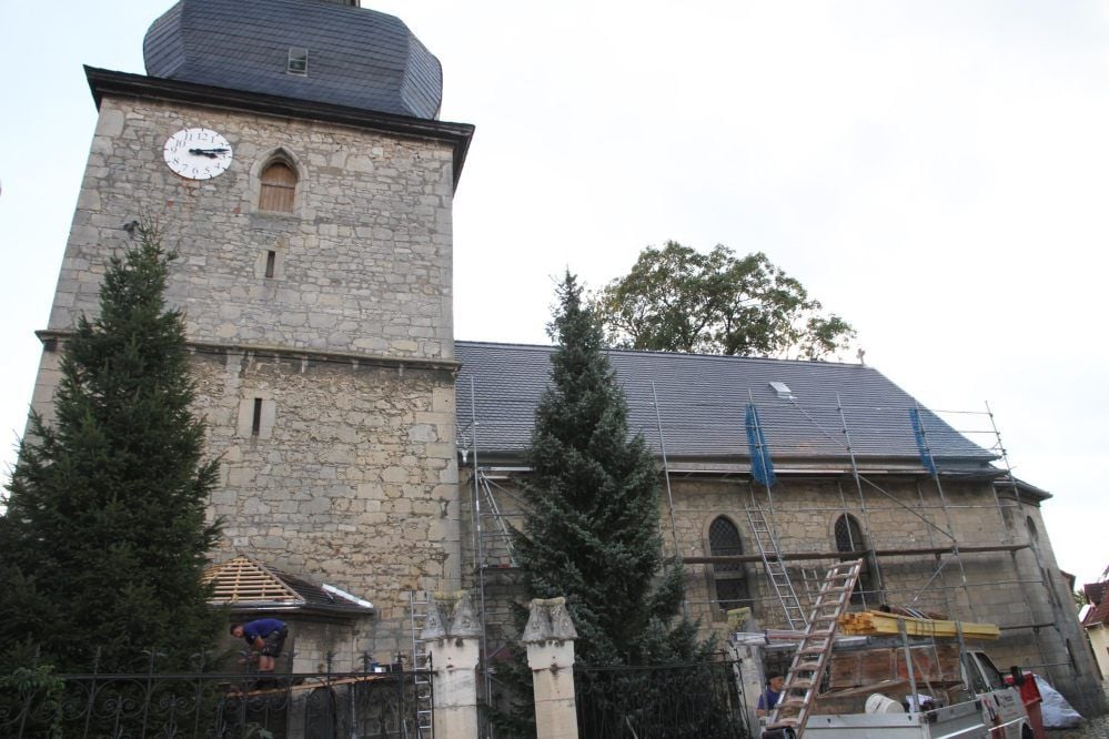 Mit rund 100000 Euro schlagen die Arbeiten am Kirchenschiff zu Buche, kalkuliert waren lediglich 55000. Die Gemeinde hofft nun auf Spenden.