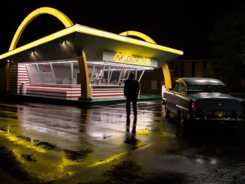 In „The Founder” hilft Ray Kroc (Michael Keaton) den beiden McDonald-Brüdern beim Aufbau ihres Restaurants. Später übernimmt er es selbst. Foto: Splendid Film GmbH