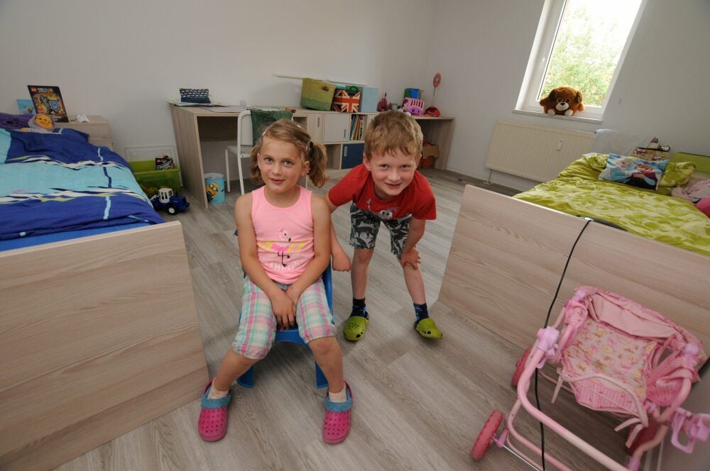 Den Geschwistern Alina und Jason gefällt ihr neues Zimmer.