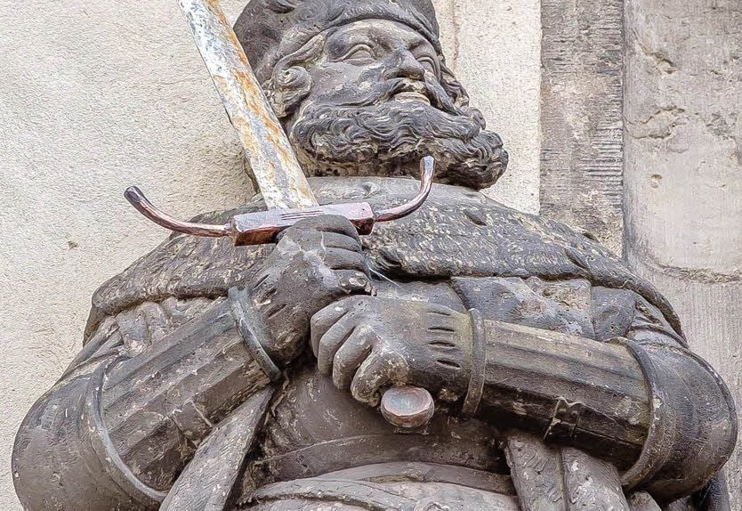 Gut erkennbar ist die wieder hergestellte Hand von Kurfürst Friedrich dem Weisen. Beim Diebstahl des Schwertes wurde der Stein zerbrochen. Restaurator Stefan Haustein hat die Reste wieder zusammengefügt.