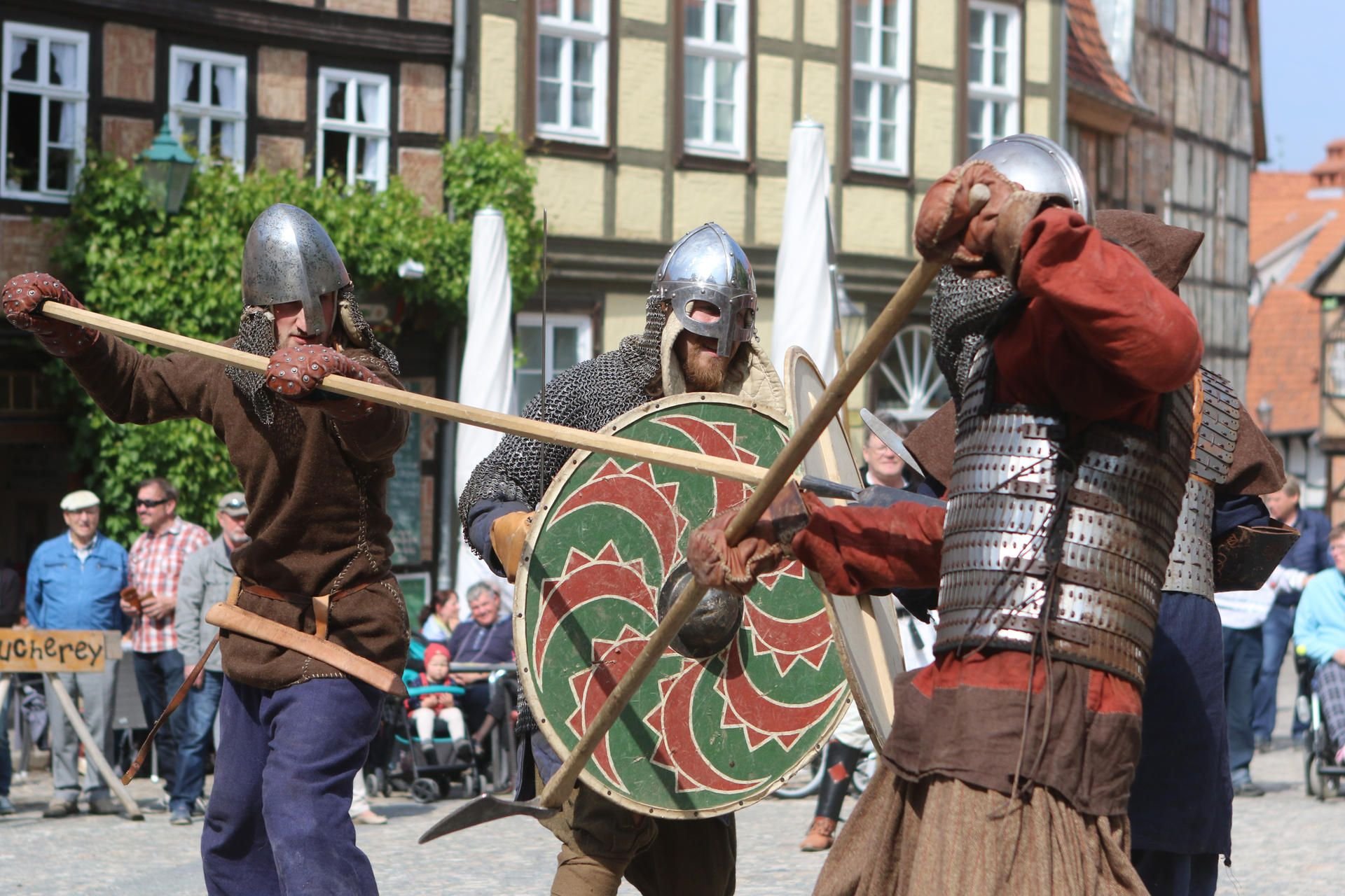 Darsteller in historischen Ritterkostümen zeigen in Quedlinburg Schaukämpfe.