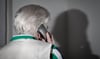 Eine Seniorin nimmt einen Anruf entgegen. Mit dem Enkeltrick wird immer wieder versucht, an das ersparte Geld älterer Leute zu gelangen.