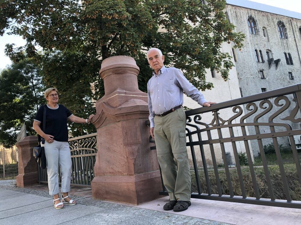 Martina Lehmann und Gotthard Voß engagieren sich dafür, dass die Burgbrücke ihre alten Schmucklampen zurück bekommen.