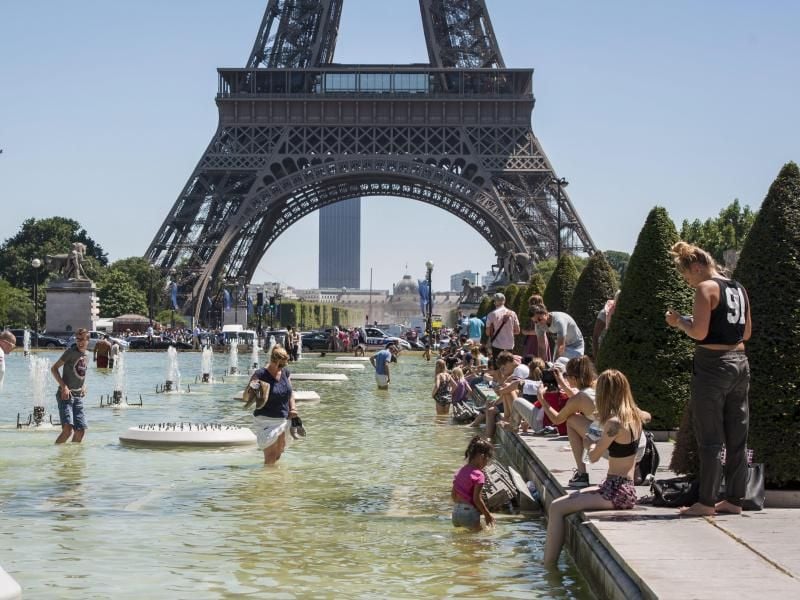 Menschen genießen das gute Wetter in Paris. Die Tourismus-Branche leidet unter den Terrorfolgen. Foto: Jeremy Lempin