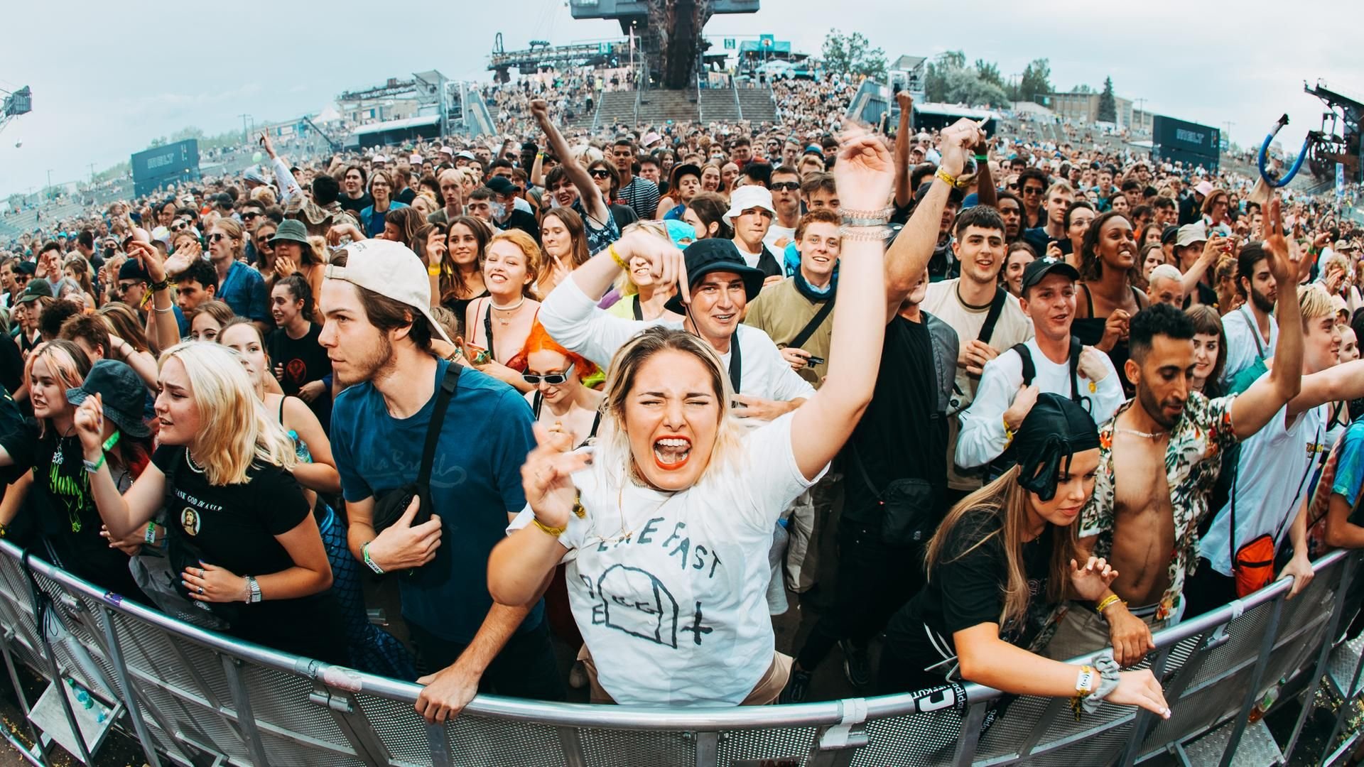 Dieses Bild wird es 2020 nicht geben: Festivalbesucher vor der Mainstage. Wegen der Corona-Pandemie sind alle Großveranstaltungen in Deutschland abgesagt. Damit dürfen in Ferropolis keine Festivals stattfinden.