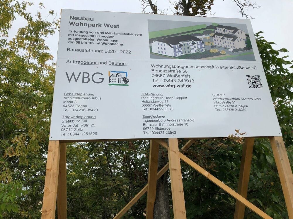 Ein Bauschild informiert über den neuen Wohnpark in West.