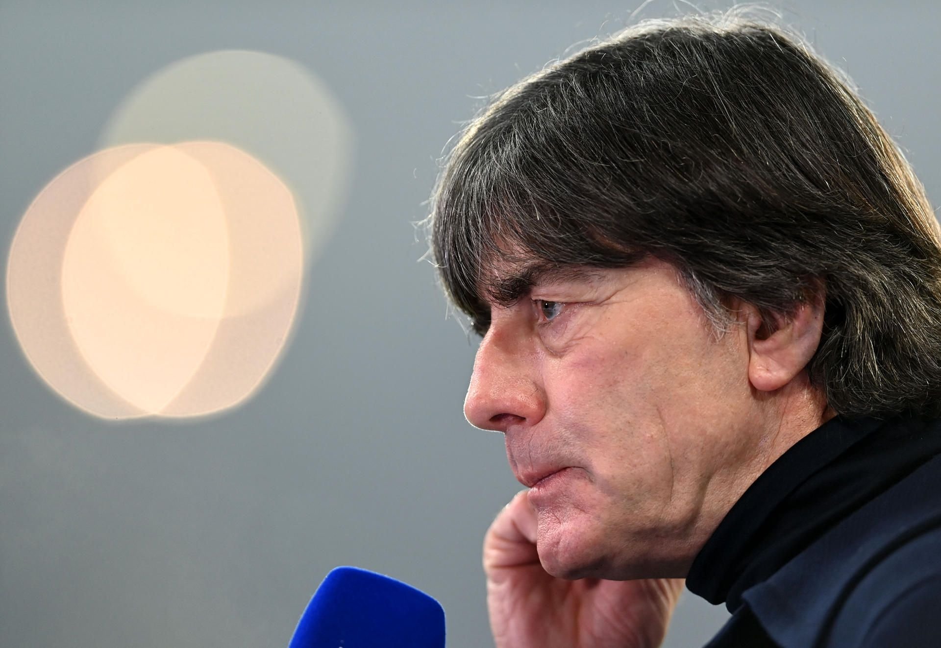 Bundestrainer Joachim Löw fehlen die Worte: Löw musste gegen Spanien die höchste Niederlage seiner Amtszeit einstecken.