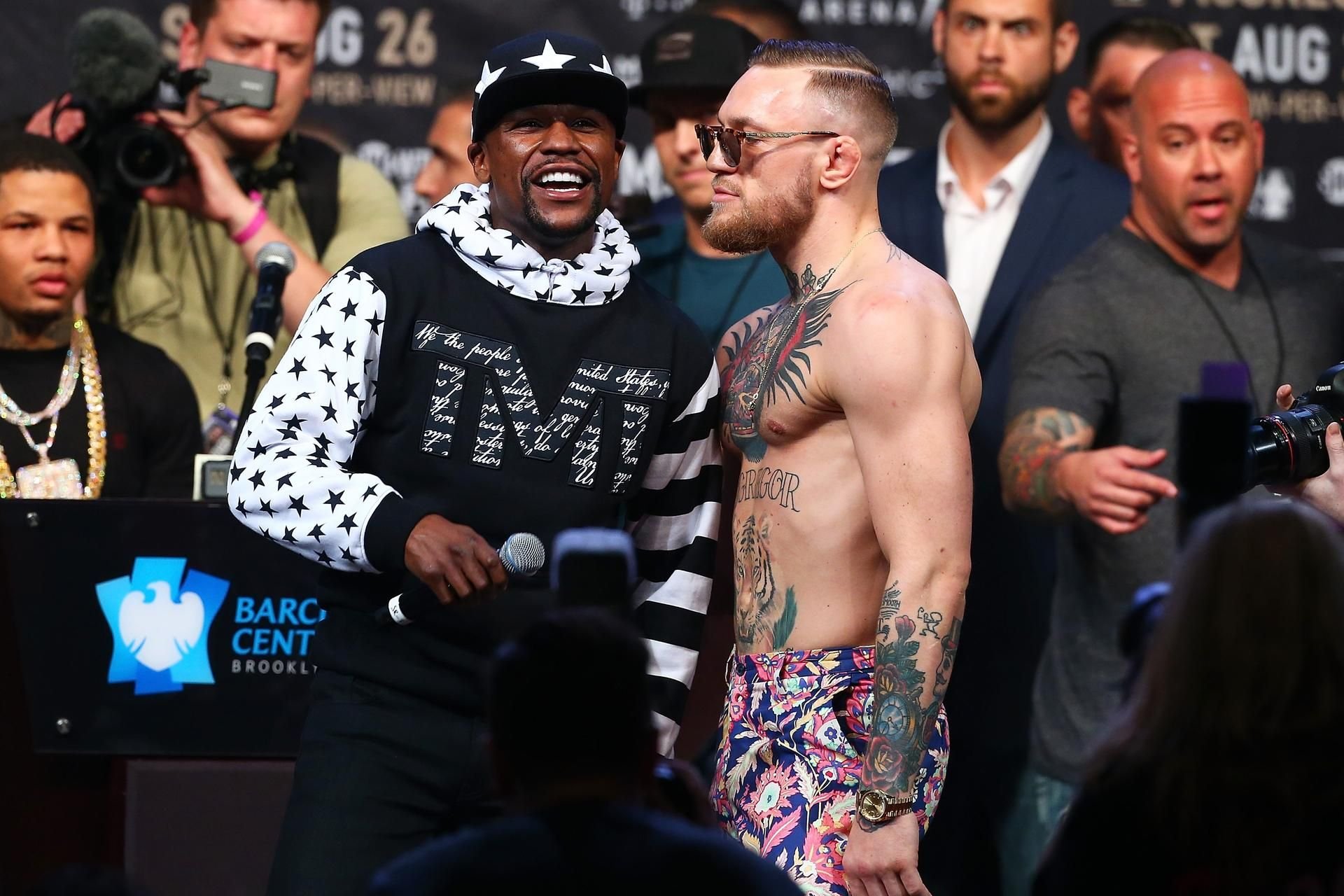Für Floyd Mayweather Jr. und Conor McGregor (r.) wird sich der Kampf finanziell lohnen.
