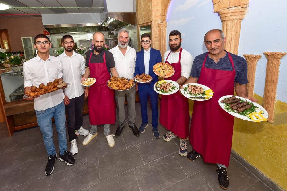 Mazin Ali (Mitte) und sein Team im neuen syrischen Bistro „Palmyra“ in der Kavalierstraße.