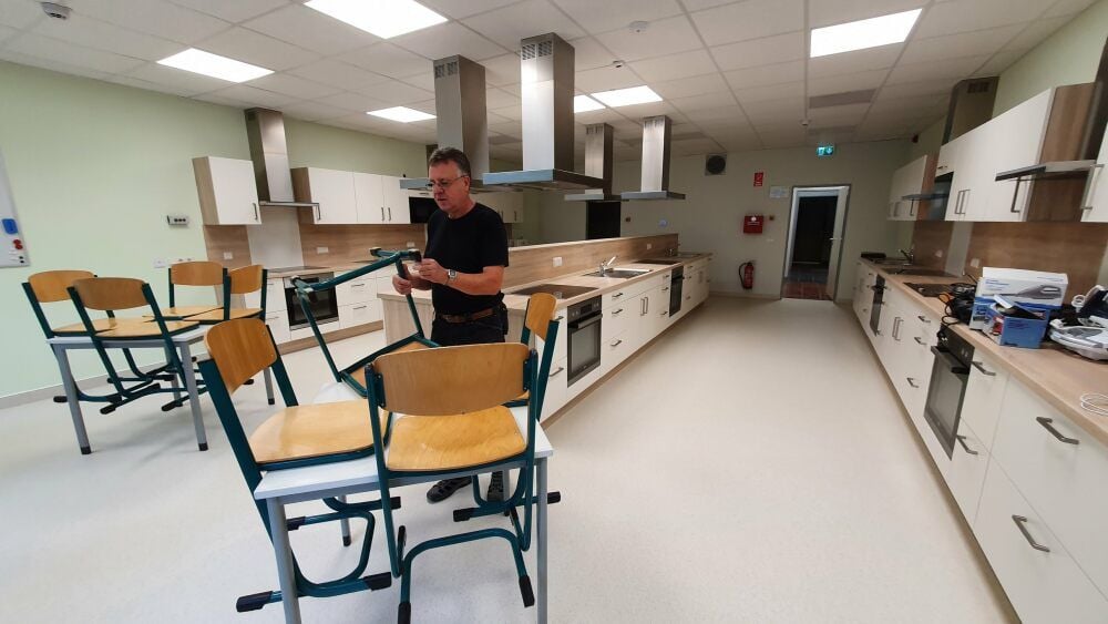 Die Hauswirtschaftsküche im Keller der Gemeinschaftsschule Harzgerode ist bereits im vergangenen Jahr fertig geworden. Hausmeister Olgierd Schneidewind kontrolliert die Stuhlgleiter, die es braucht, damit der Boden nicht beschädigt wird.