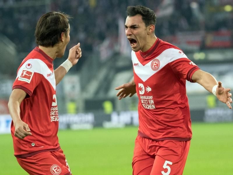 Die Düsseldorfer Kaan Ayhan (r) und Takashi Usami feiern den Treffer zum zwischenzeitliche 1:0 gegen Freiburg. Foto: Federico Gambarini