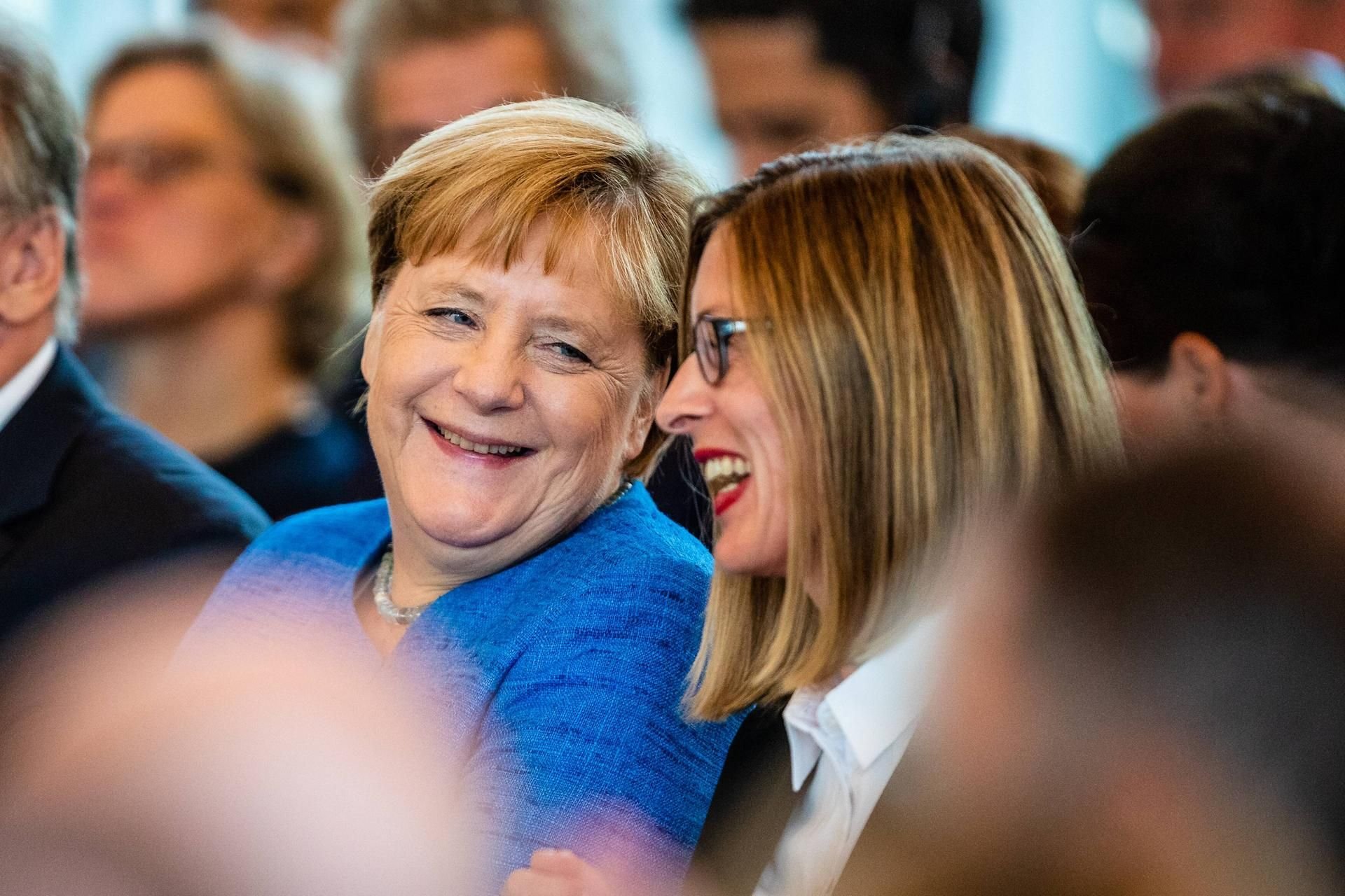 Bundeskanzlerin Angela Merkel und Bauhaus-Direktorin Claudia Perren im Publikum beim Festakt zur Eröffnung des neuen Museums.