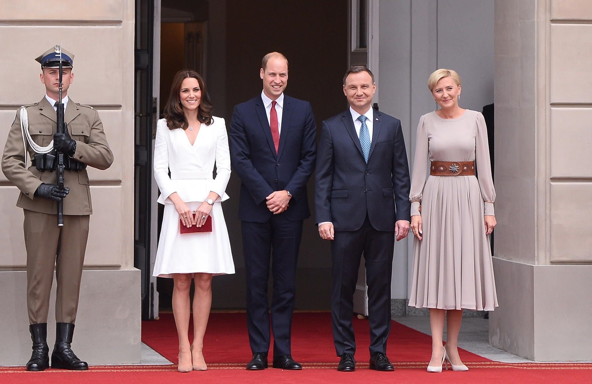 Der polnische Präsident Andrzej Duda und seine Frau Agata Kornhauser-Duda mit dem britische Prinz William und seiner Frau Herzogin Kate bei der offiziellen Begrüßung in Warschau, Polen.