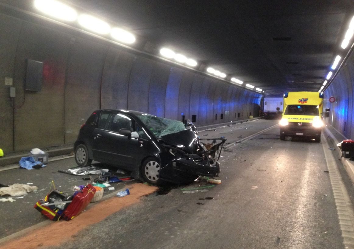 Zwei Menschen sind bei dem Frontaunfall im Gotthard-Tunnel ums Leben gekommen.