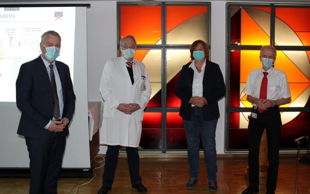 Hinter den Masken (v. l. n. r.): Geschäftsführer im Paul Gerhardt Stift Matthias Lauterbach, Chefarzt Peter Jehle, Christina Frank vom Robert-Koch-Institut in Berlin und Chefarzt Franz X. Kleber. Die Männer gehören zur Task-Force gegen die durch das neuartige Coronavirus ausgelöste Krankheit Covid 19.