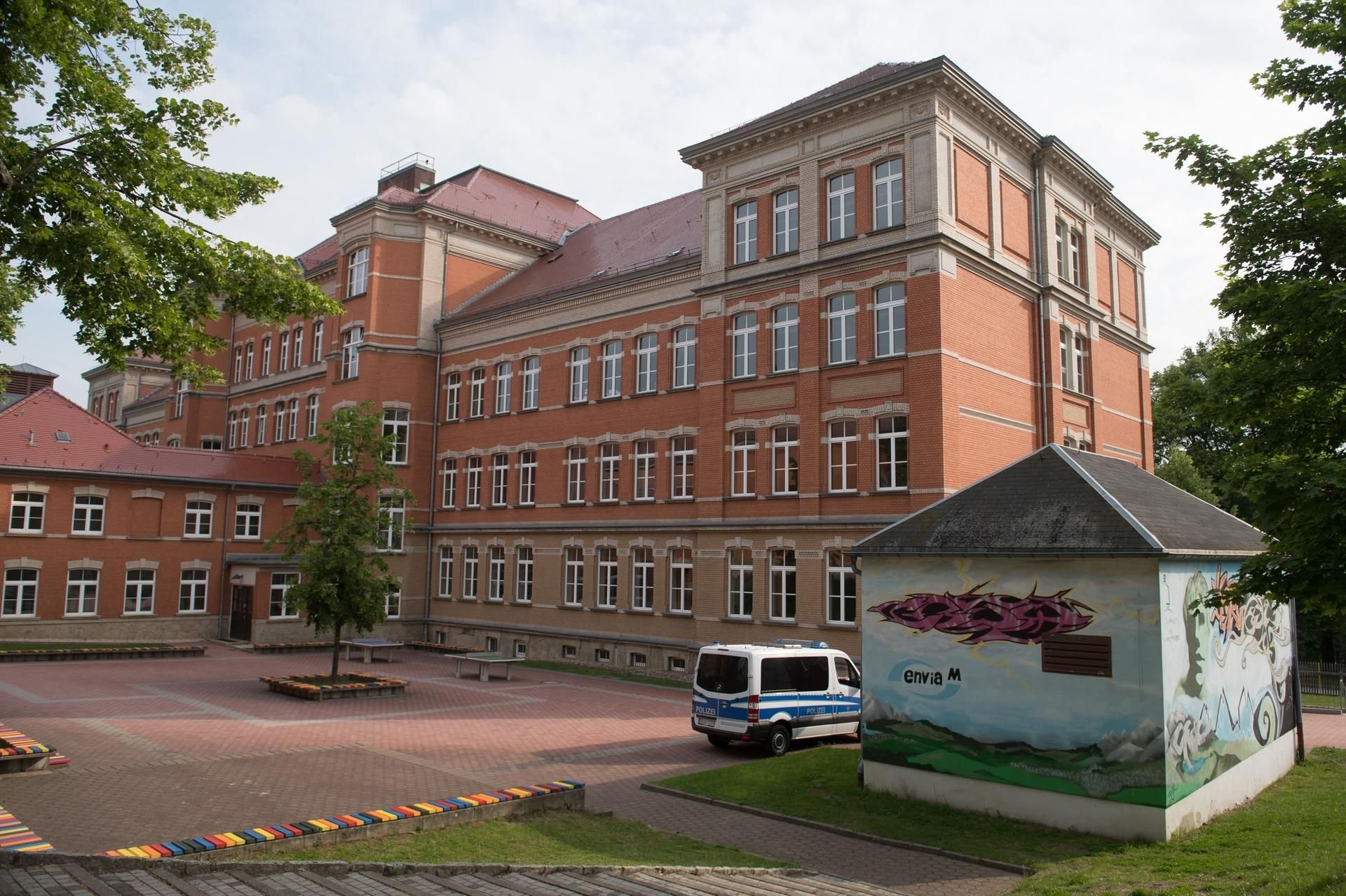 Ein Polizeifahrzeug steht auf dem Schulhof des Goethe-Gymnasiums in Auerbach im Vogtland.