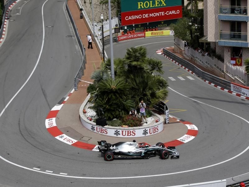 Mercedes-Pilot Lewis Hamilton rast durch Monaco. Foto: Luca Bruno/AP