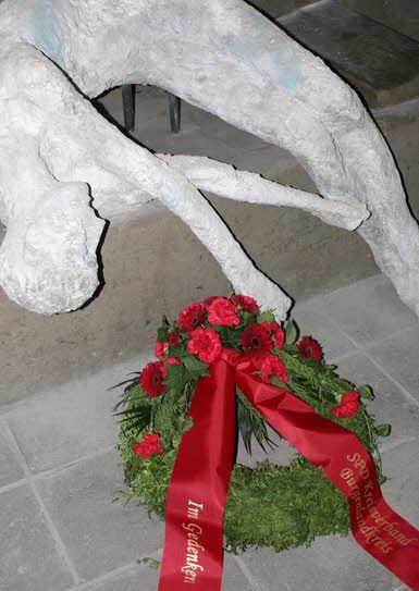 Der Kranz, den die SPD-Vertretung in einer Zelle mit Skulptur niederlegte