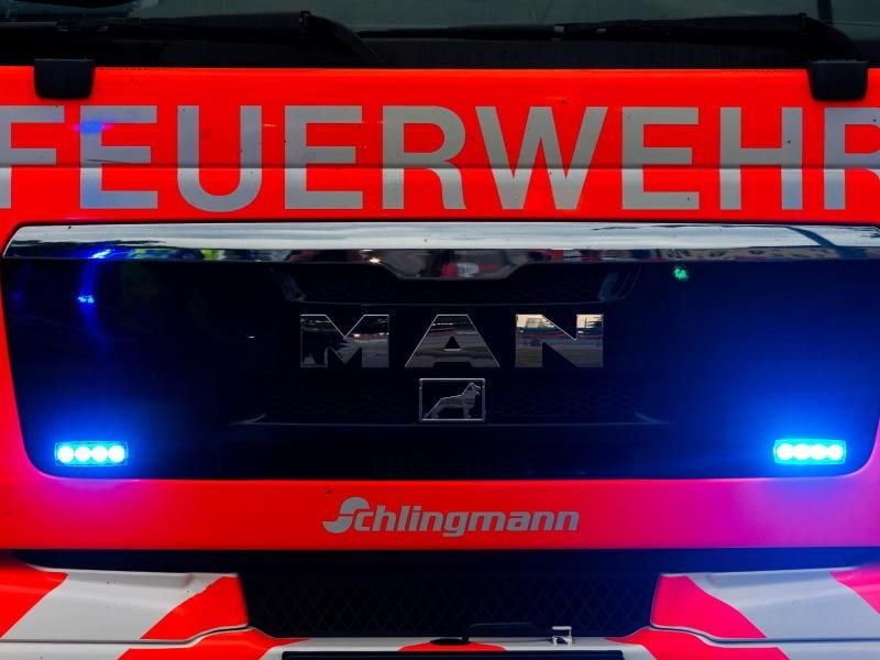 Ein Blick auf die Front eines Einsatzfahrzeugs der Feuerwehr. Foto: Mohssen Assanimoghaddam/Archiv
