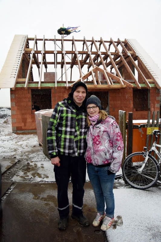 Christian Seyfarth und Kathleen Gruszka haben sich für ein Leben auf dem Land entschieden und bauen in Minkwitz ihr eigenes Einfamilienhaus. Jetzt wurde Richtfest gefeiert.