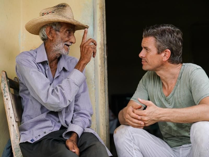 Markus Lanz (r) im Gespräch mit dem 91-jährigen Candido. Foto: Silke Gondolf/ZDF