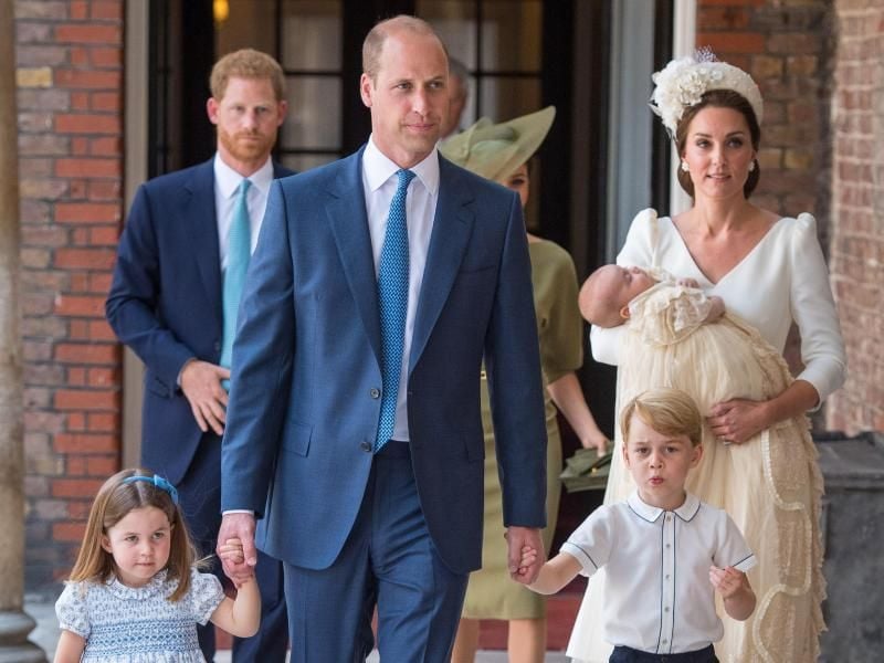 Auch Prinzessin Charlotte und Prinz George, wie immer in kurzen Hosen, waren bei der Taufe dabei. Foto: Dominic Lipinski/PA