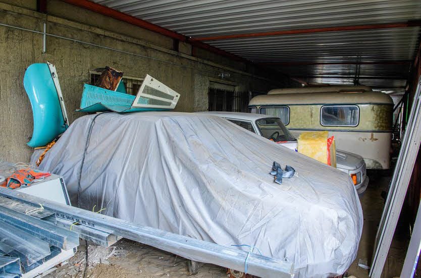 Noch immer stehen Fahrzeuge des „Hopfendarre“-Vereins in einem Nebengebäude. Sie sollen bald aus dem einsturzgefährdeten Objekt gesichert werden.