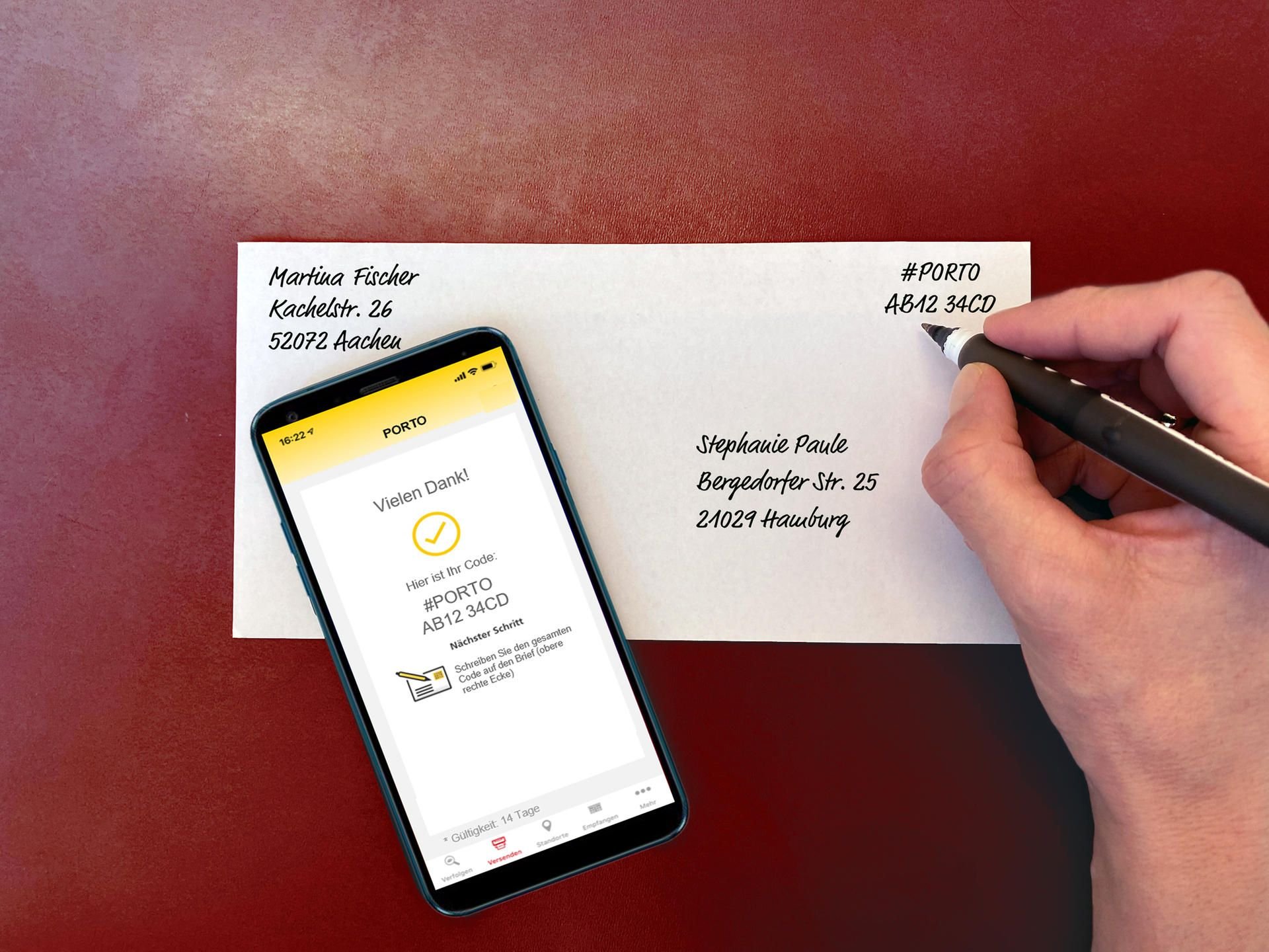Das undatierte Handout-Foto zeigt eine Hand, die einen in der «Post & DHL»-App generierten Porto-Code auf einen Briefumschlag schreibt.