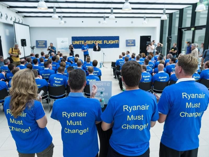 Beschäftigte der Fluggesellschaft Ryanair tragen im Frankfurter Airport Center bei einer Demonstration für bessere Arbeitsbedingungen und eine bessere Bezahlung. Foto: Silas Stein