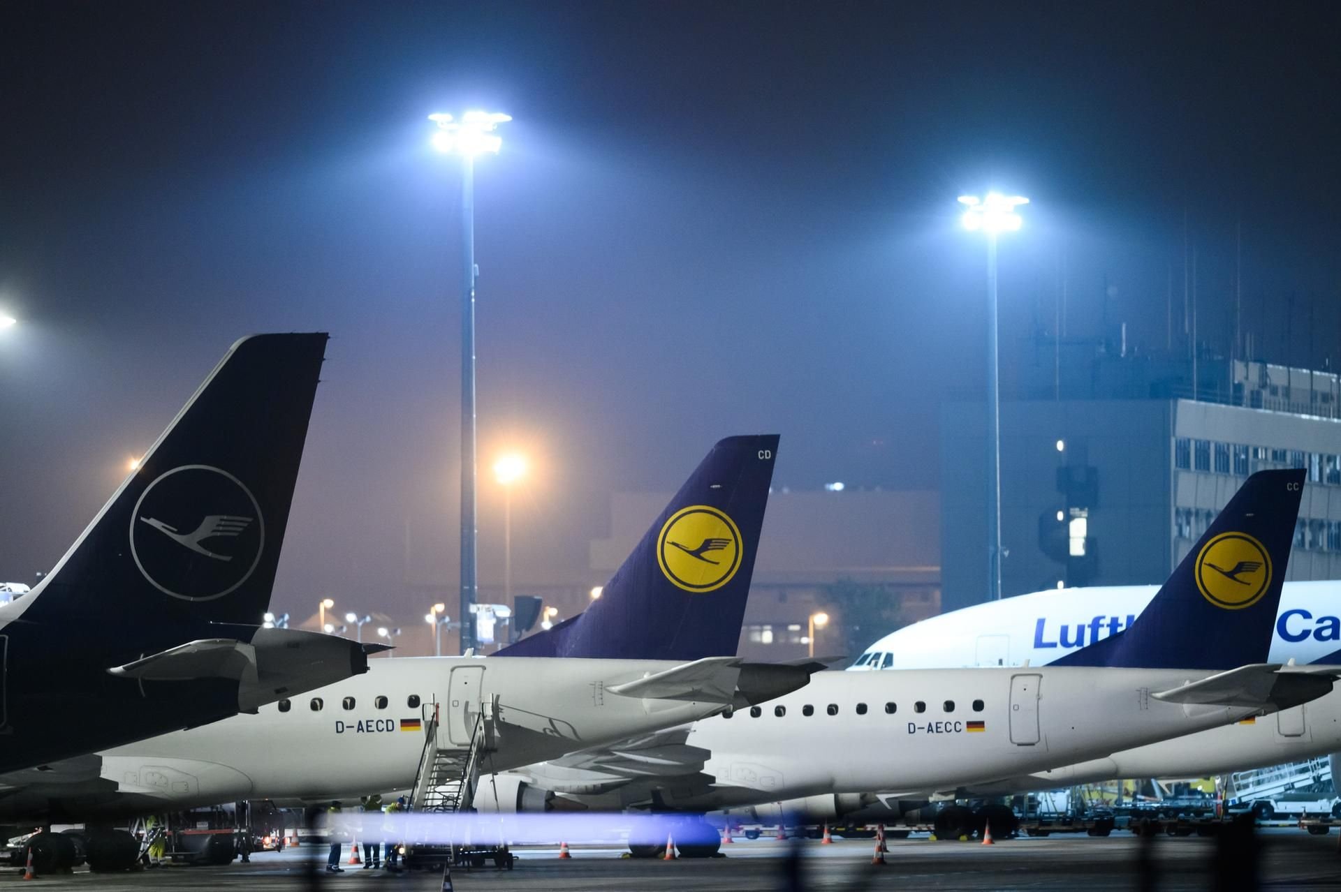 Flugzeuge der Airline Lufthansa stehen an einem Flughafen (Symbolbild)