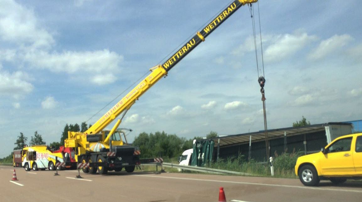 Der umgekippte Sattelschlepper auf der A14 wird per Kran geborgen.