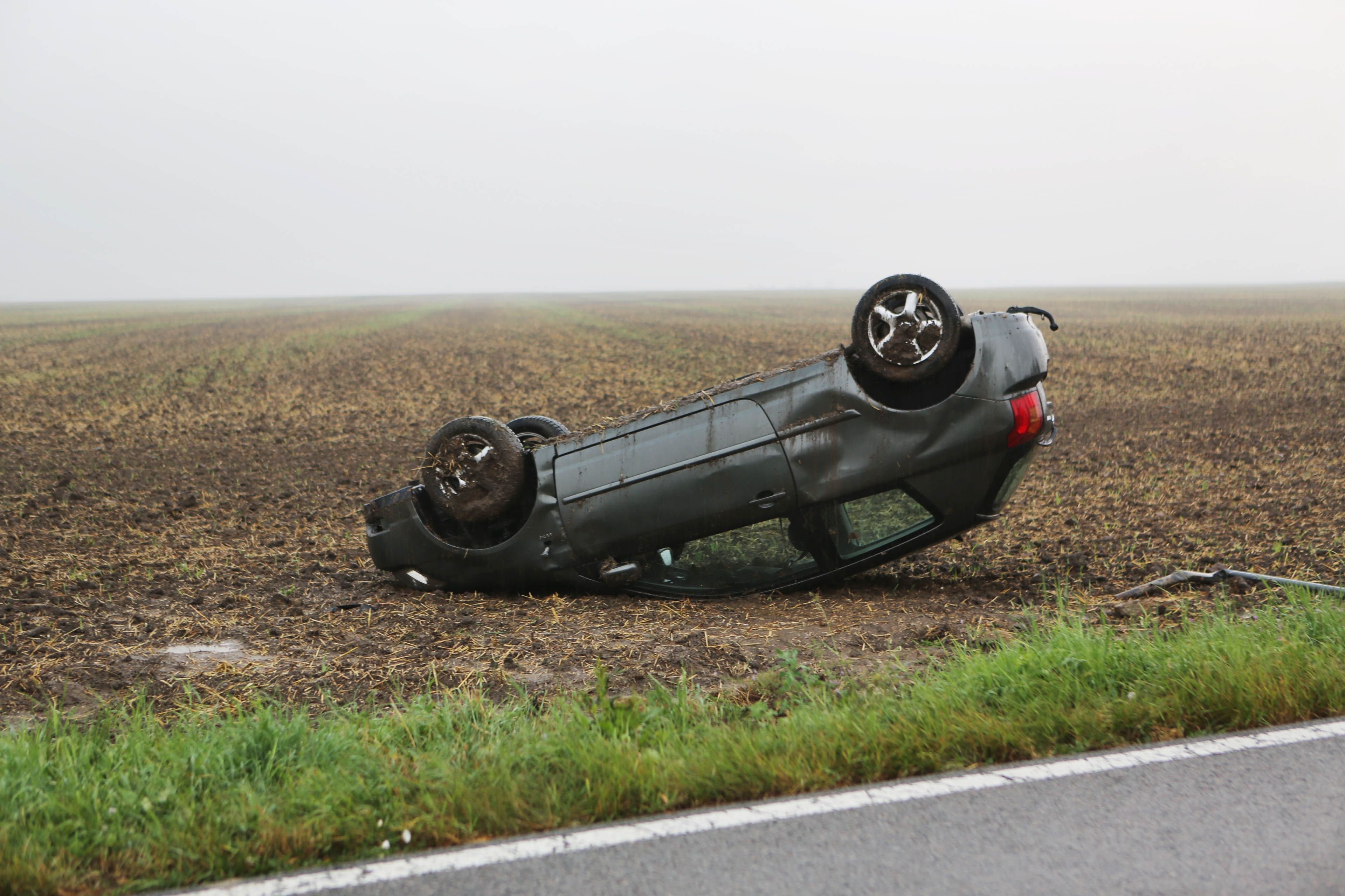 Das Heck des Toyotas brach in einer Kurve aus.