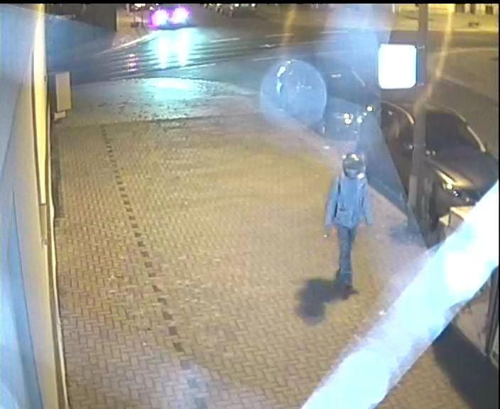Dieser Mann soll für die Sprengstoffanschläge in Dresden verantwortlich sein. Die Polizei sucht mit den Fotos nach dem mutmaßlichen Täter.