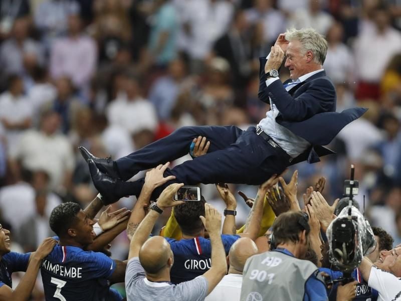 Trainer Didier Deschamps wird von seinen Spieler auf Händen getragen. Frankreich ist Weltmeister! Foto: Francisco Seco