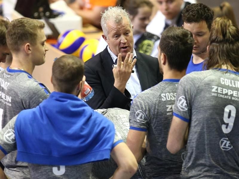 Trainer Vital Heynen (M) steht mit dem VfB Friedrichshafen (M) wieder vor dem entscheidenden Spiel um die Meisterschaft gegen die Berliner. Foto: Andreas Gora