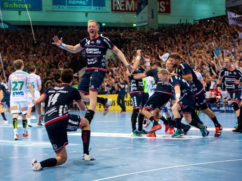 Am Ende ganz knapp vorn: Flensburgs Spieler feiern den Meistertitel 2018. Foto: Axel Heimken