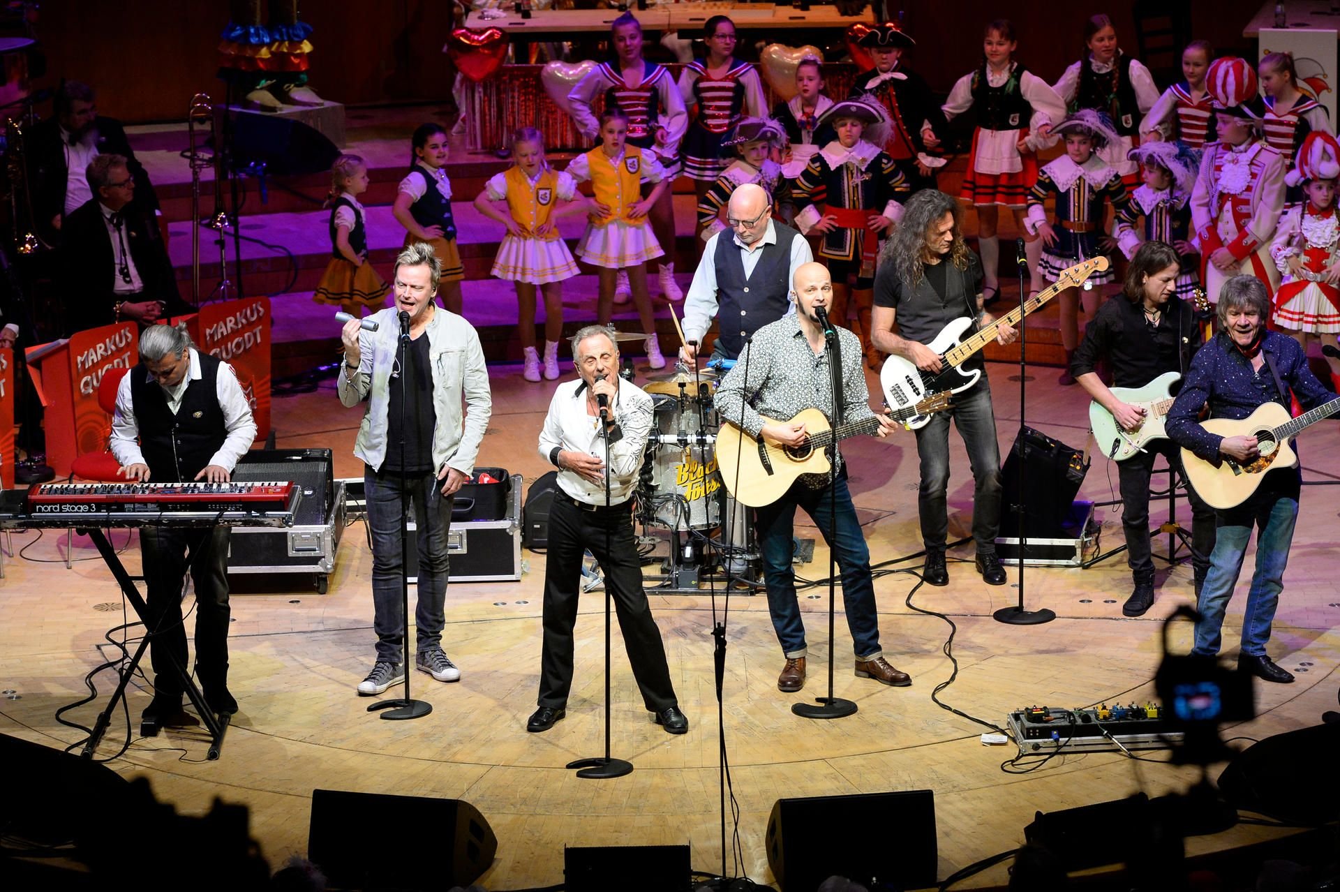 Die Kölner Karnevalsband Bläck Fööss mit Leadsänger Erry Stoklosa (M) treten während einer Veranstaltung in der Philharmonie auf