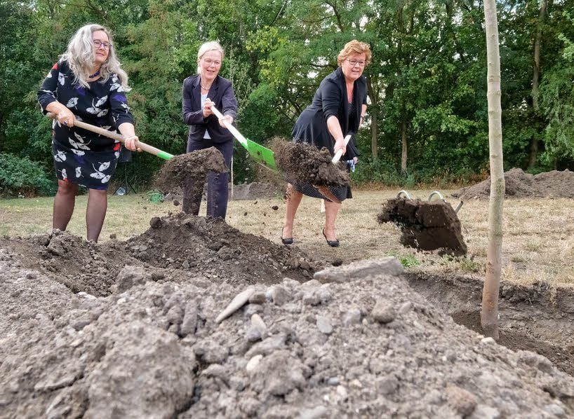 Die Sozialministerinnen aus Sachsen-Anhalt und Thüringen, Petra Grimm-Benne (rechts) aus Heike Werner (links), pflanzen mit der sächsischen Staatssekretärin Regina Kraushaar einen Baum im Park des Dankens und Erinnerns.