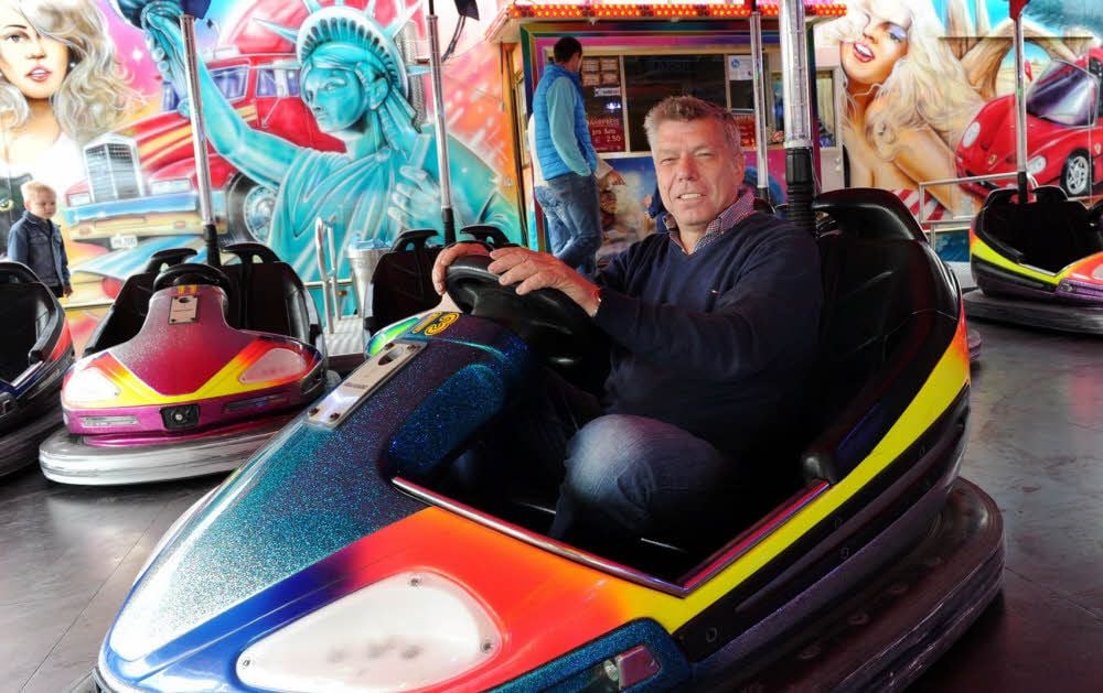 Peter Hickmann kommt seit 30 Jahren mit seinem Autoscooter auf die Wiese. Zum Jubiläum kam jetzt sein viertes Enkelkind auf die Welt.