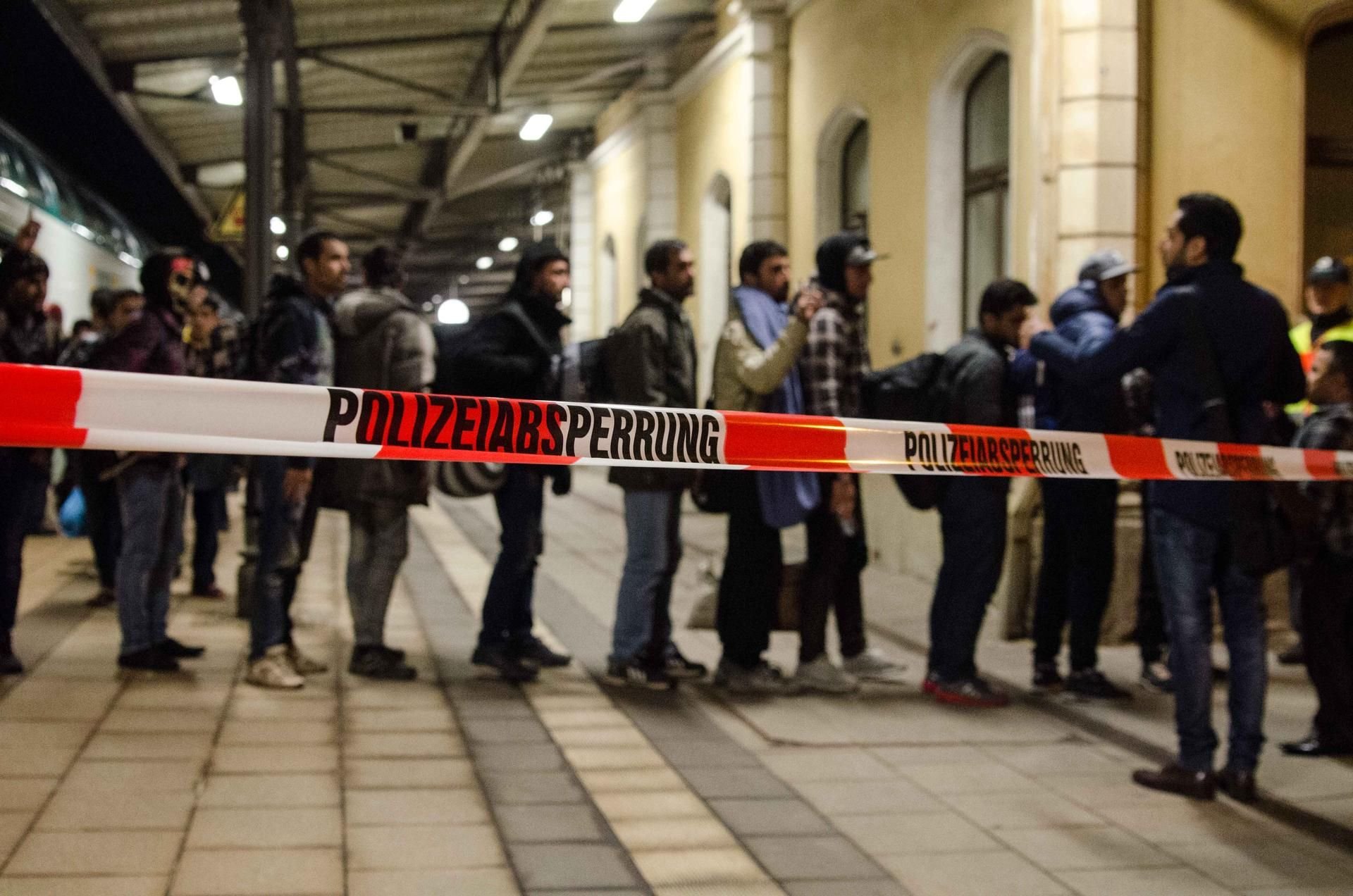 Mit einem Sonderzug kommen im Oktober 2015 Flüchtlinge am Bahnhof Freiberg an.