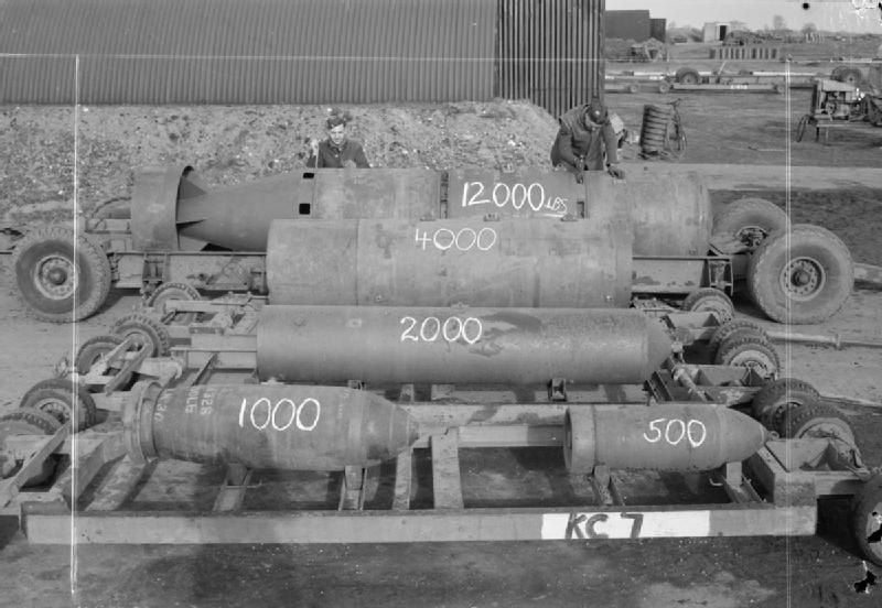 Solche Bomben wurden während des 2. Weltkrieges von der Royal Air Force eingesetzt. Bei den Fliegerangriffen vom 03. und 04. April 1945 starben in Nordhausen fast 9.000 Menschen.