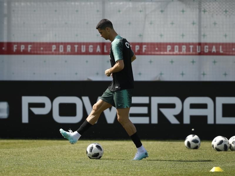 Der portugiesische Superstar Cristiano Ronaldo trainiert für das Spiel gegen Uruguay. Foto: Francisco Seco/AP