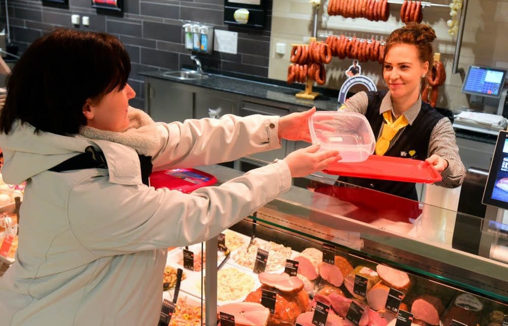 Kunden können ihre Tupper- und andere Plastikdosen mitbringen, darin ihre Wurst einpacken und somit Müll reduzieren.