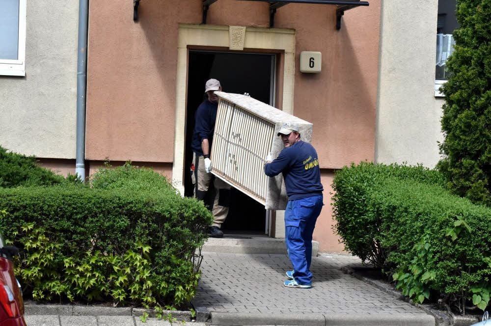 Die Mitarbeiter eines Weißenfelser Umzugsunternehmens räumen am Donnerstagnachmittag die Wohnung aus.