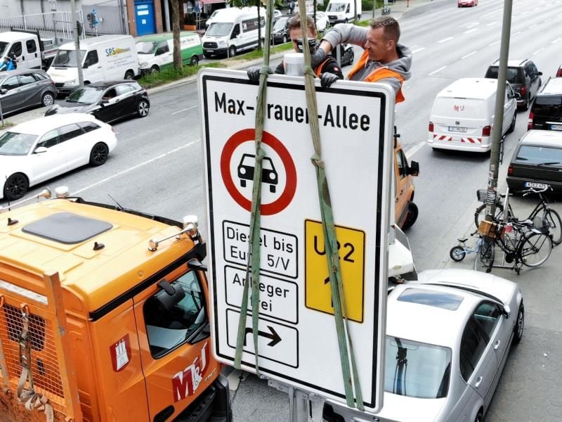 Ein Fahrverbotsschild für Fahrzeuge mit Diesel-Motor bis Euro5 wird an der Zufahrt zur Max-Brauer-Allee in Hamburg aufgehängt.