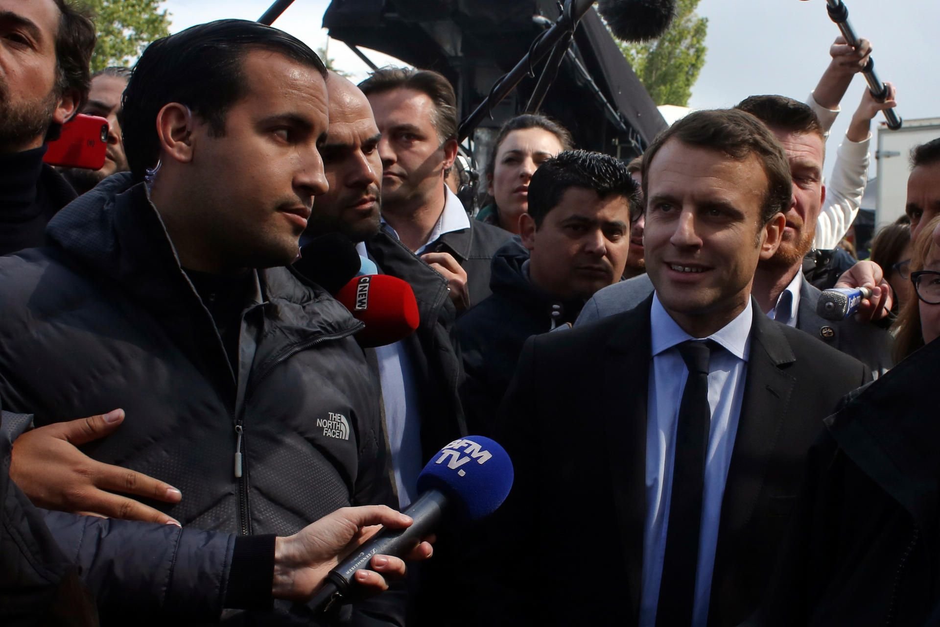 Der französische Präsident Emmanuel Macron und sein ehemaliger Bodyguard Alexandre Benalla (l.).