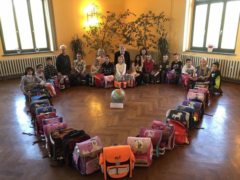 Stolz zeigen die Schüler der Klasse 4a, wie viele Ranzen sie und ihre Mitschüler gesammelt und gefüllt haben, um sie armen Kindern zu spenden.