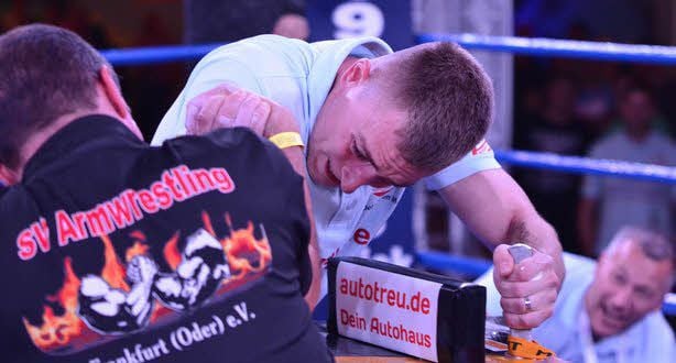 Armwrestler Mirko Oehmichen (helles Trikot) kämpft mit aller Kraft gegen den 20-fachen Deutschen Meister Udo Weiß.