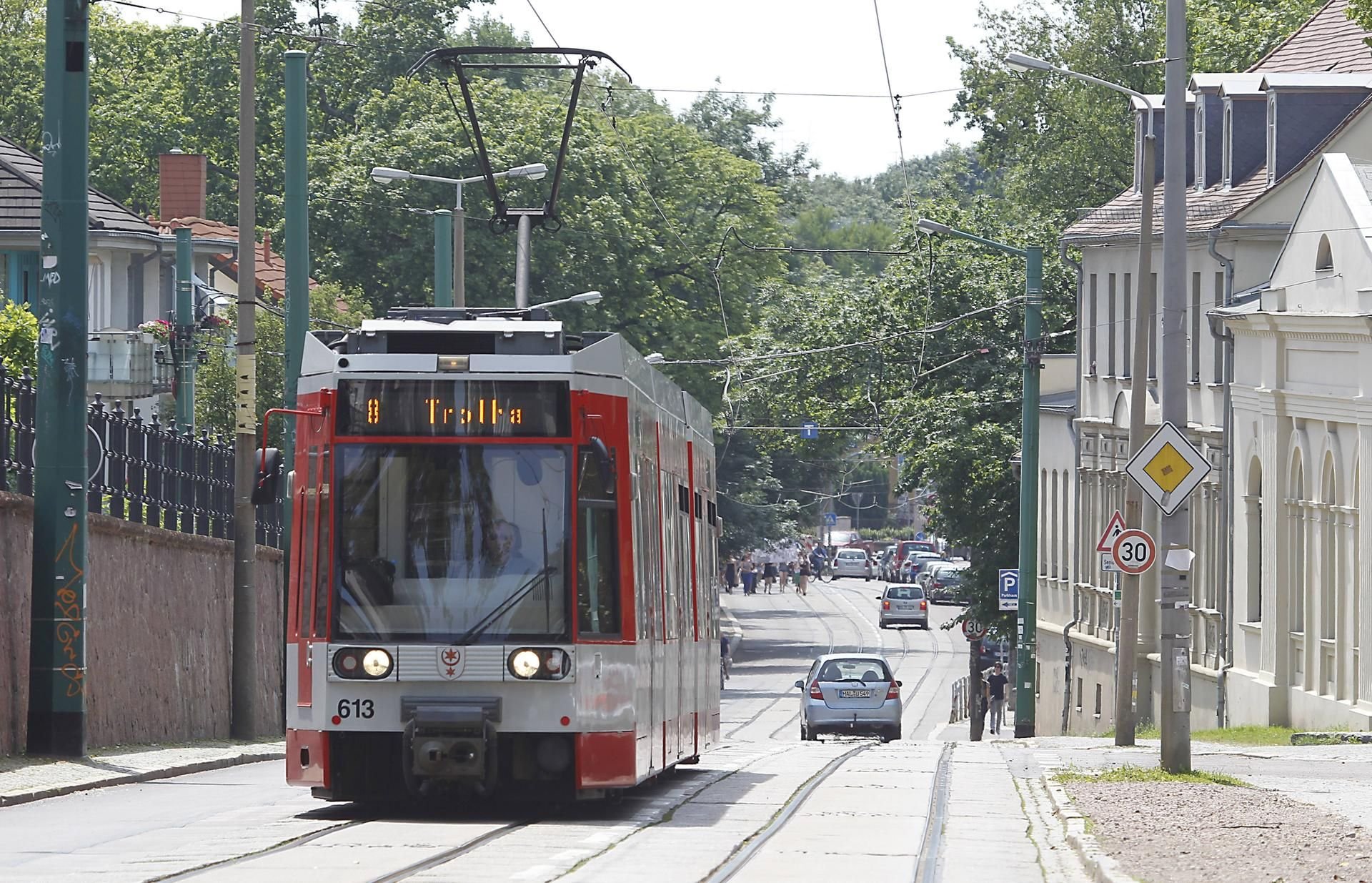 Straßenbahn in der Burgstraße in Halle
